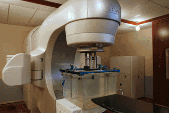 Imagen: El acelerador lineal TrueBeam STx (Foto cortesía de Varian Medical Systems).